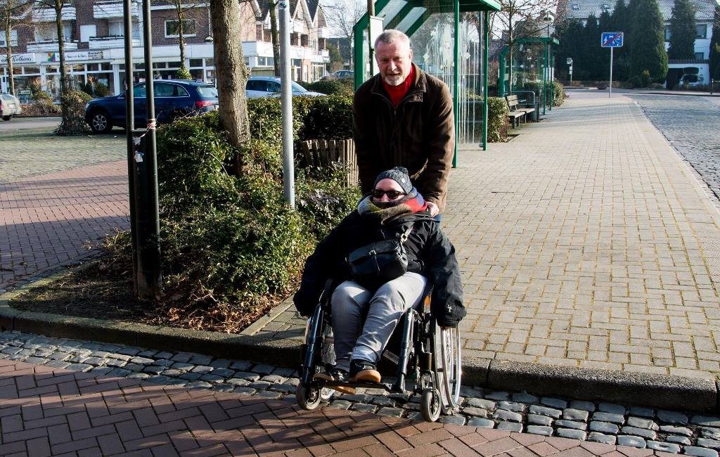 Gemeinsame Besichtigung von Hindernissen im Hünxe Ortskern: Werner Schulte und Dominique Freitag