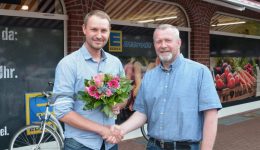 Edeka Uttrodt in Bruckhausen: Werner Schulte begrüßt neuen Inhaber