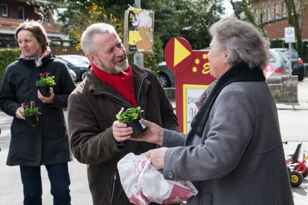 Blühende Ostergrüße und Blumensamen zum Frühlingsbeginn bei den SPD-Marktplatzgesprächen