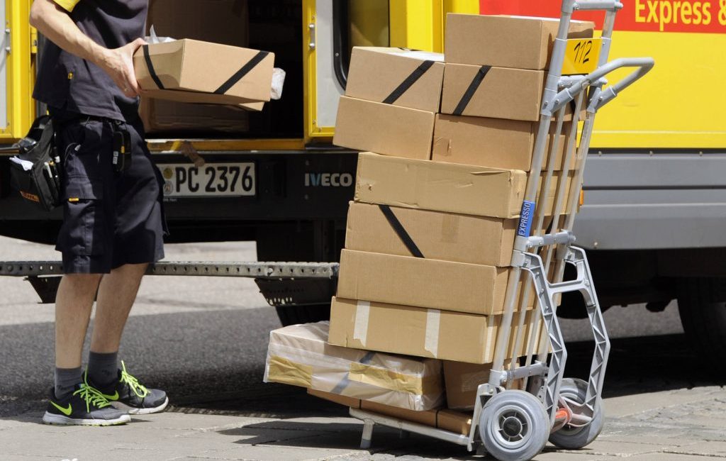 Kampf gegen Dumpingloehne bei Paketboten Archivfoto Paketbote Paketzusteller bei der Arbeit DHL Pa