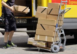 Kampf gegen Dumpingloehne bei Paketboten Archivfoto Paketbote Paketzusteller bei der Arbeit DHL Pa