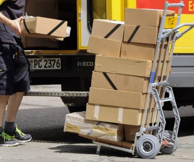 Kampf gegen Dumpingloehne bei Paketboten Archivfoto Paketbote Paketzusteller bei der Arbeit DHL Pa