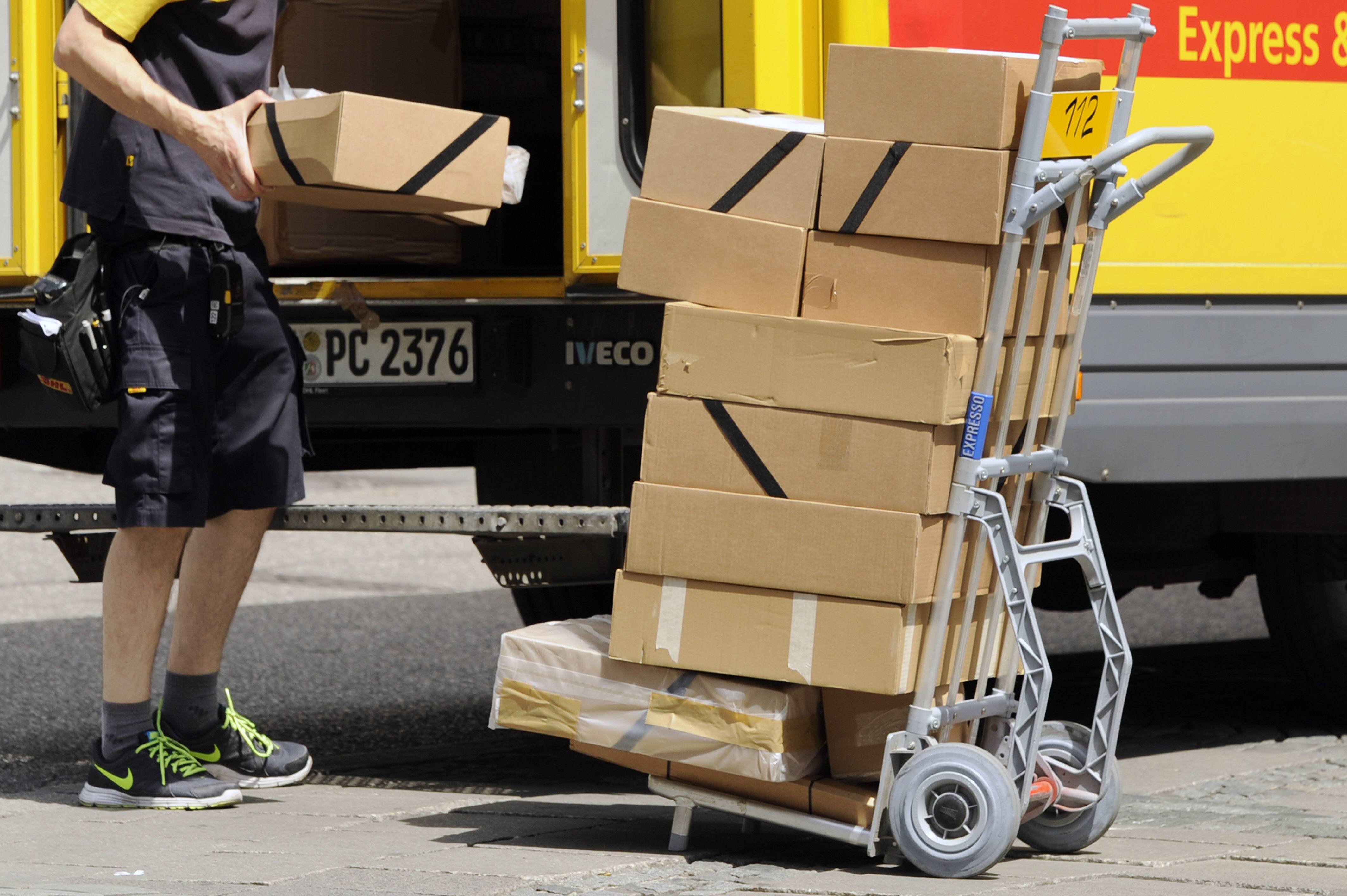 Kampf gegen Dumpingloehne bei Paketboten Archivfoto Paketbote Paketzusteller bei der Arbeit DHL Pa