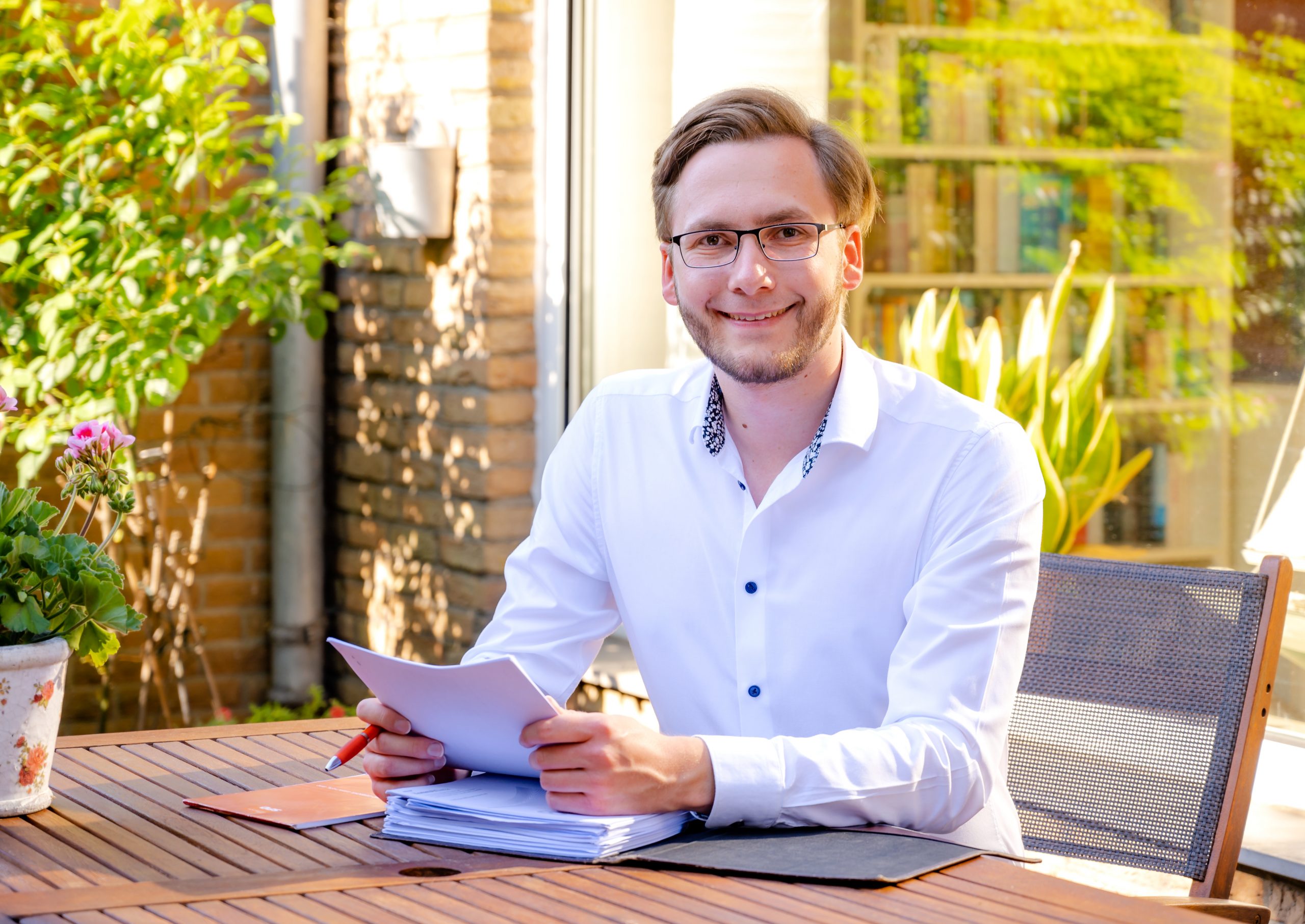 Der Kandidat im Garten: SPD-Ratskandidat Lechtenberg sucht das Gespräch