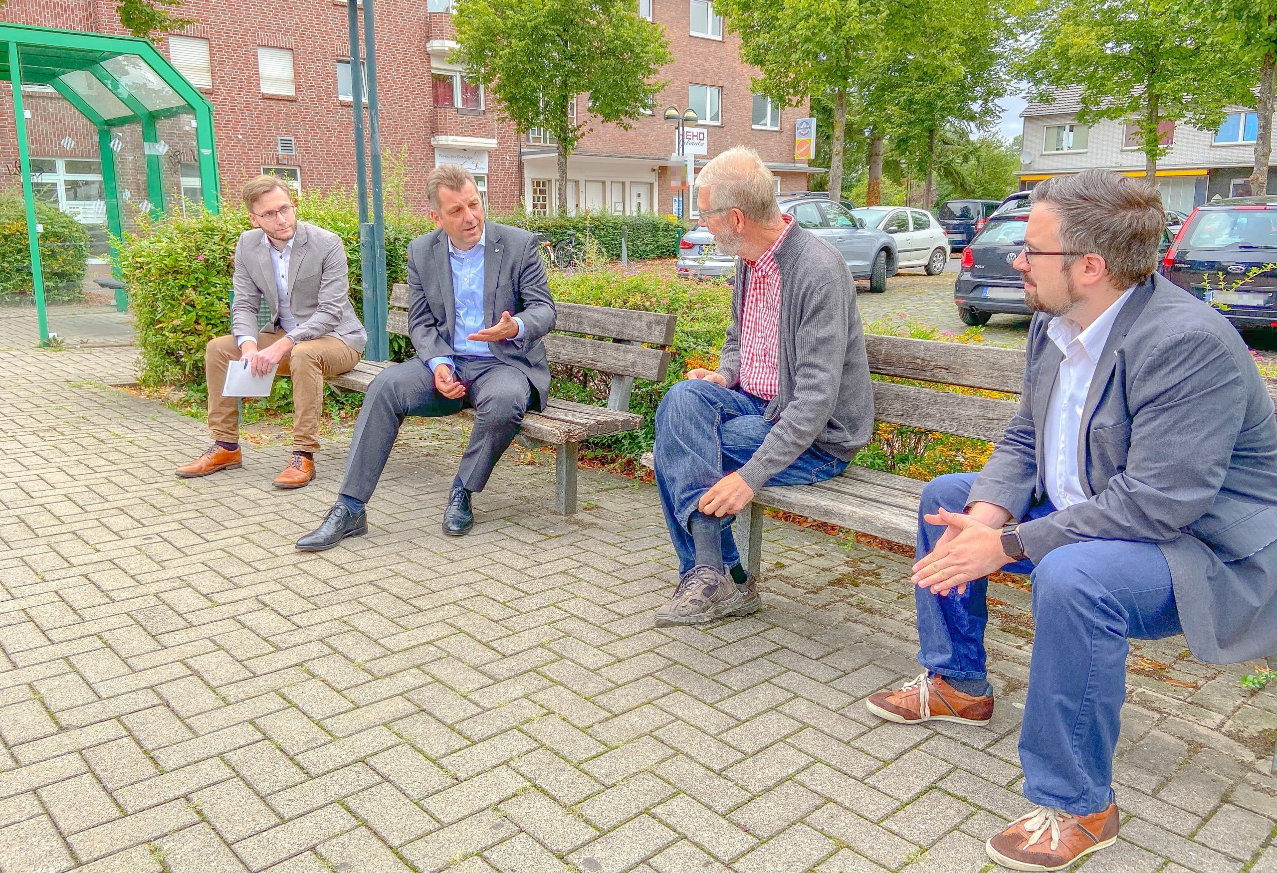 Landratskandidat Peter Paic besucht Bürgerbus Hünxe