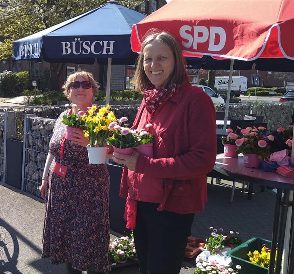 Frühling: Hünxer SPD verteilt Blumengrüße zum Osterfest