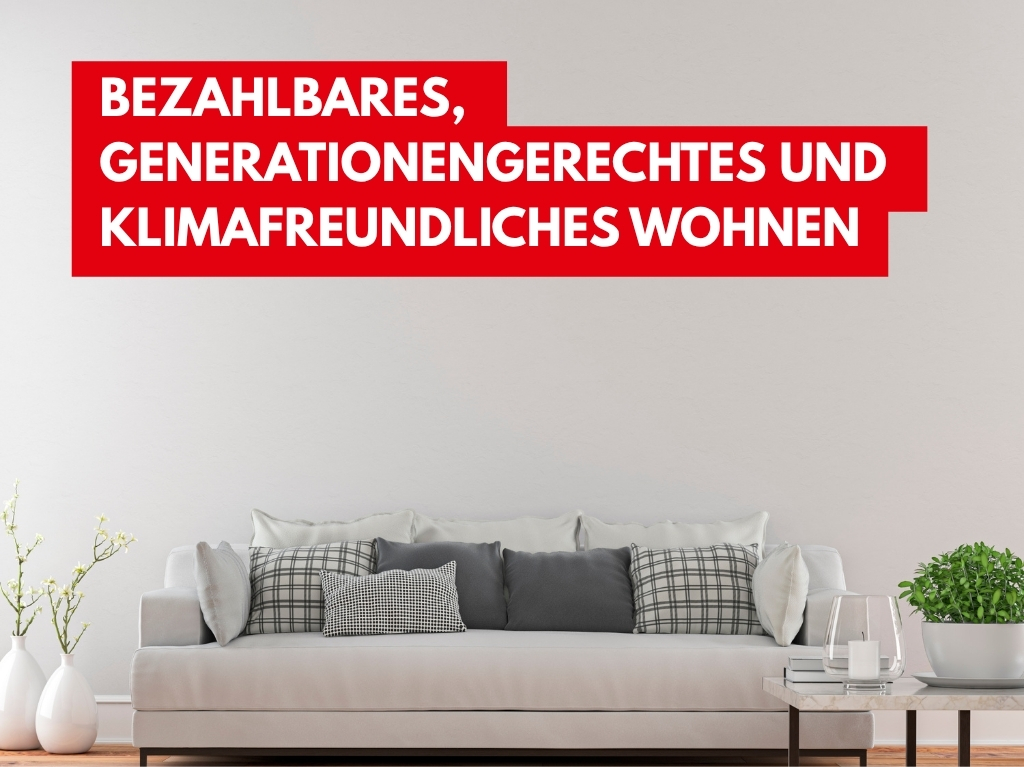 Es ist ein Sofa mit Kissen und Zimmerpflanzen daneben vor einer Wand zu sehen. Darüber steht: Bezahlbares, generationengerechtes und klimafreundliches Wohnen.