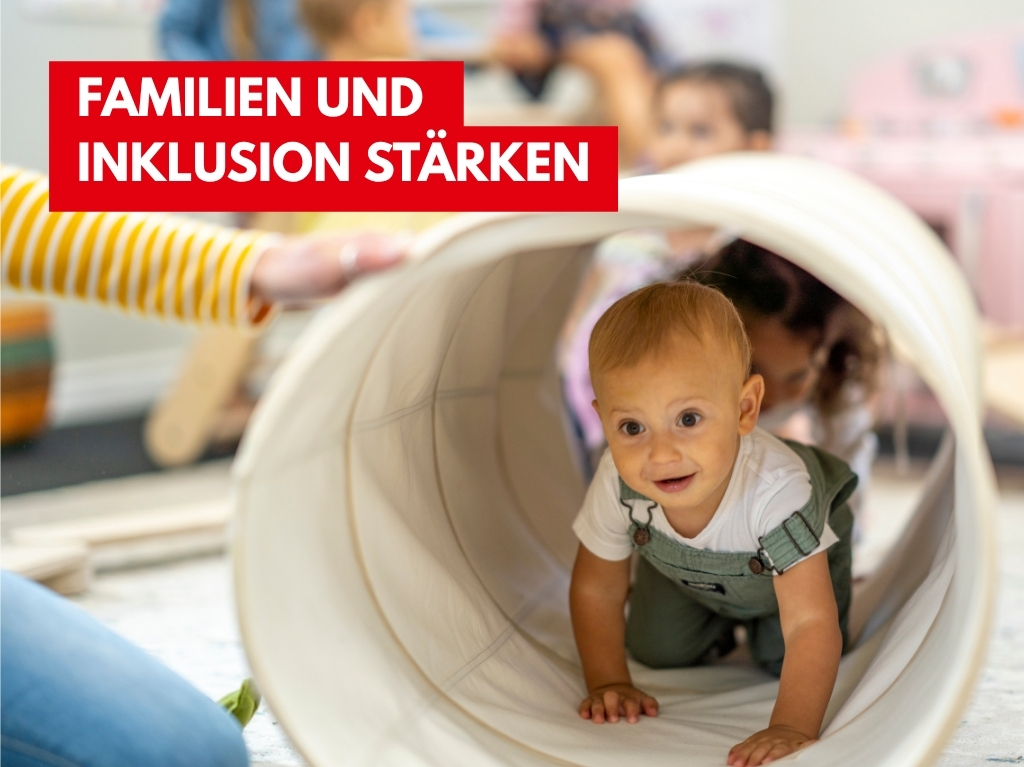 Ein Kleinkind krabbelt durch einen Spieltunnel. Darüber steht: Familien und Inklusion stärken