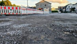 Schotterfläche mit Schlaglöchern auf der Straße am Marktplatz.