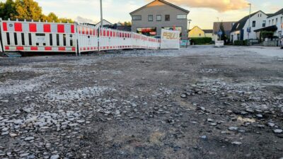 Schotterfläche mit Schlaglöchern auf der Straße am Marktplatz.
